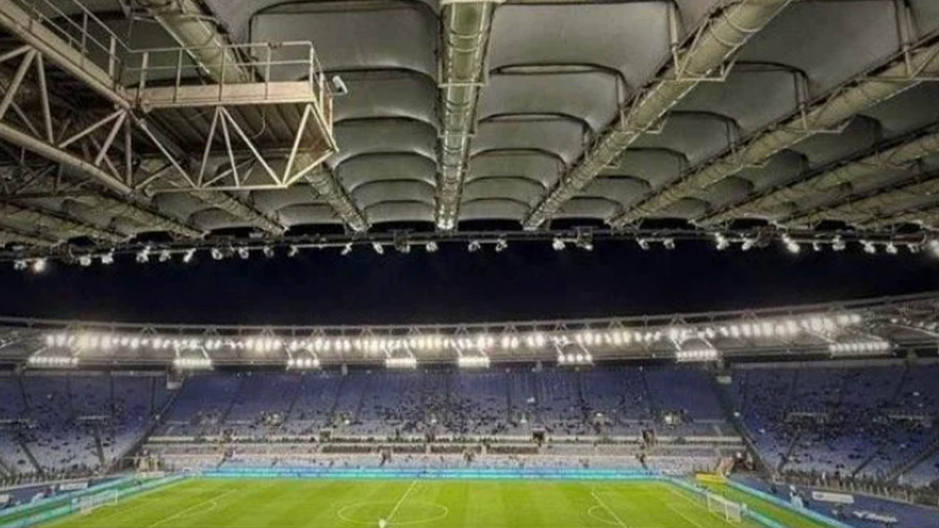 Lazio, în vacanță: fanii părăsesc stadionul în semn de protest Într-o atmosferă ciudată și dezolantă, fanii echipei Lazio au ales să părăsească stadionul Stadio Olimpico din Roma în timpul meciului de vineri seara cu Genoa, victorie obținută cu 3-2 în minutul 10 al prelungirilor