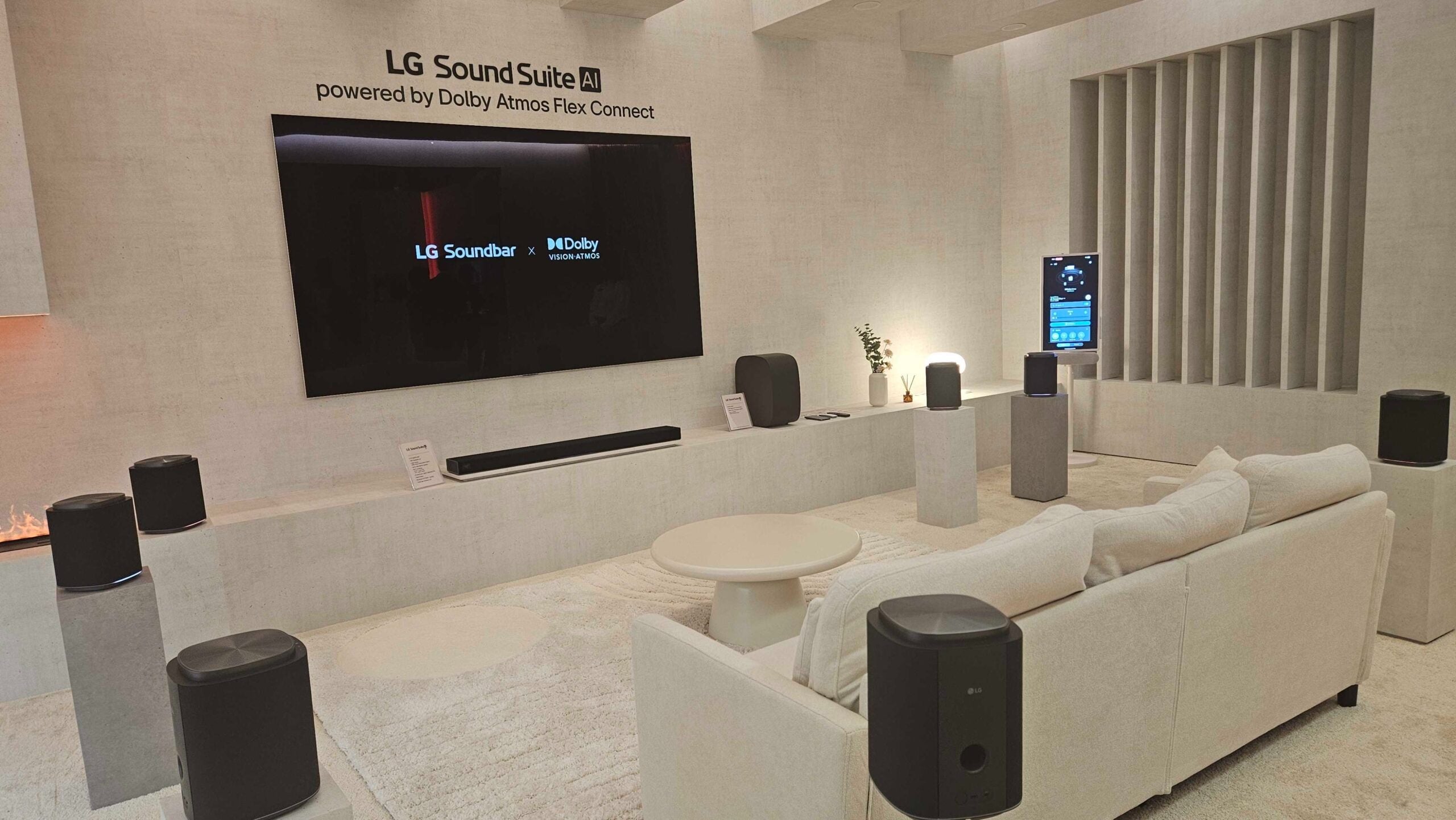 LG face o mutare îndrăzneață în segmentul home cinema premium, prezentând la CES 2026 sistemul Sound Suite, o soluție inovatoare care integrează tehnologia Dolby Atmos FlexConnect pe o bară de sunet