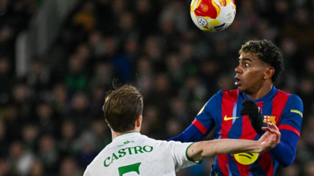 Barcelona avansează în cupele europene după o victorie dramatică în fața Racingului FC Barcelona s-a calificat în sferturile de finală ale Cupei după o întâlnire dificilă cu Racing Santander, pe care a câștigat-o cu 2-0 pe terenul echipei cântabre