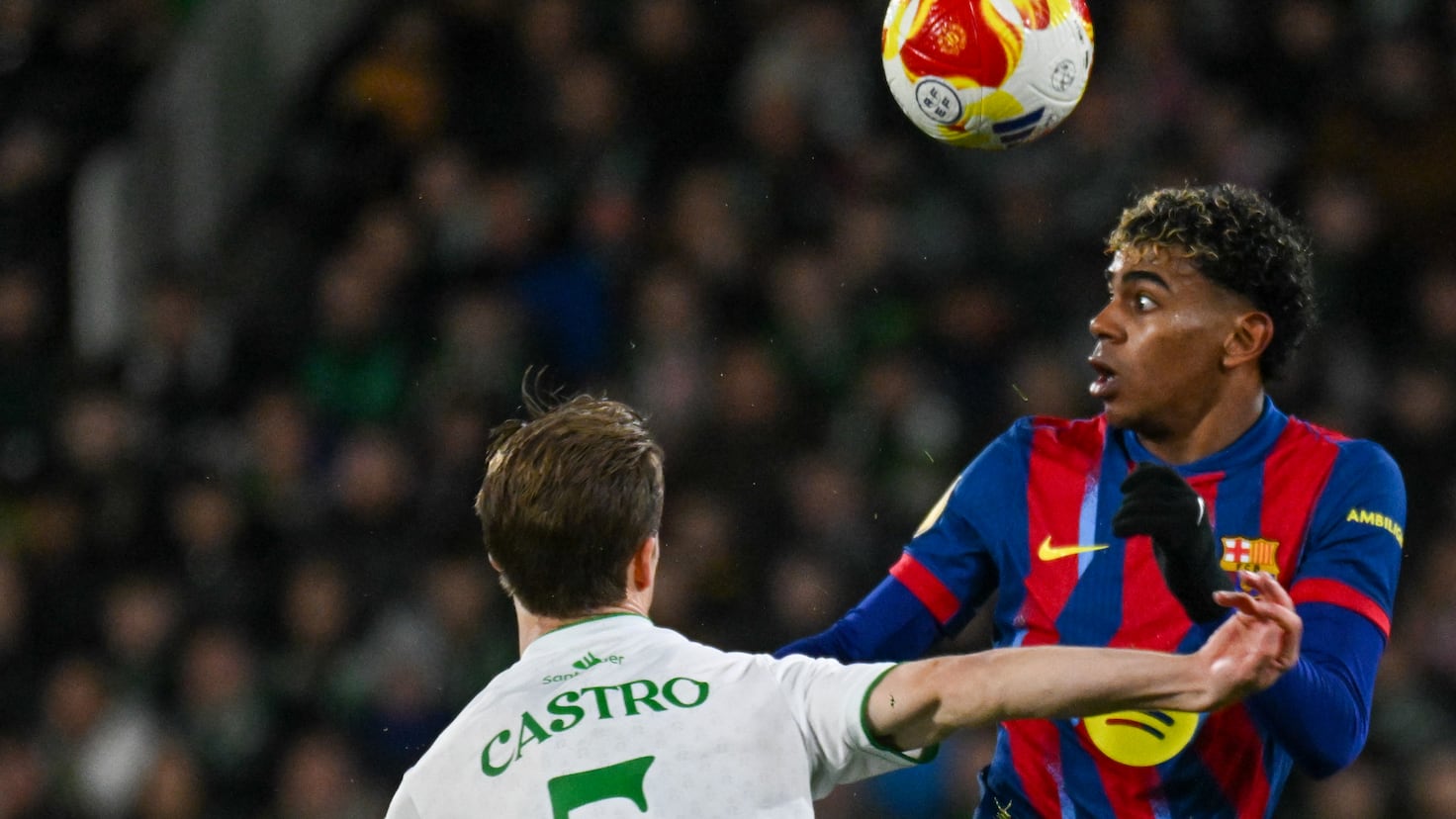 Barcelona avansează în cupele europene după o victorie dramatică în fața Racingului FC Barcelona s-a calificat în sferturile de finală ale Cupei după o întâlnire dificilă cu Racing Santander, pe care a câștigat-o cu 2-0 pe terenul echipei cântabre