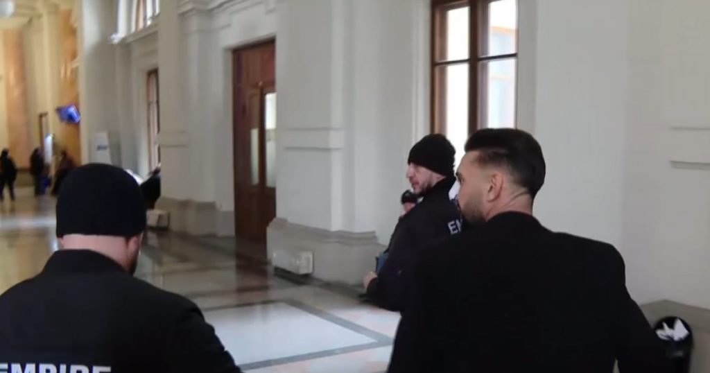 Dorian Popa, adus din nou în fața instanței cu nasul bandajat Influencerul Dorian Popa a ajuns ieri în fața judecătorilor cu nasul bandajat, fiind înconjurat de bodyguarzi