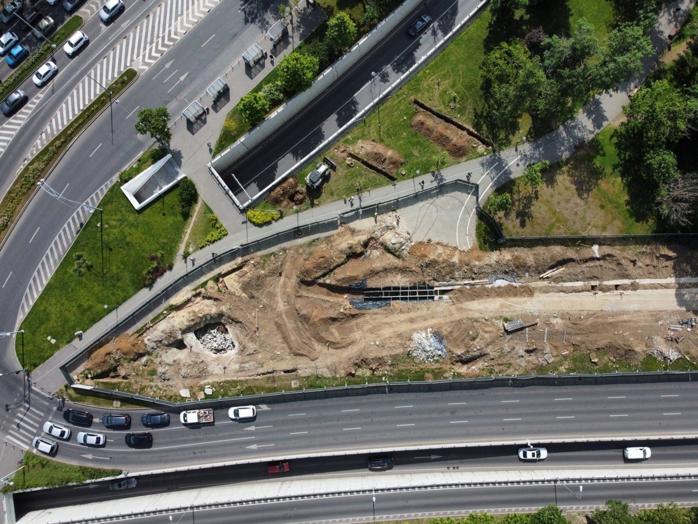 CNAIR avertizează constructorii metroului despre riscul amenzilor pentru configurarea incorectă a drumurilor temporare Compania Națională de Administrare a Infrastructurii Rutiere (CNAIR) a emis recent un avertisment clar către constructorii implicați în proiectul Magistralei 6 de metrou din București