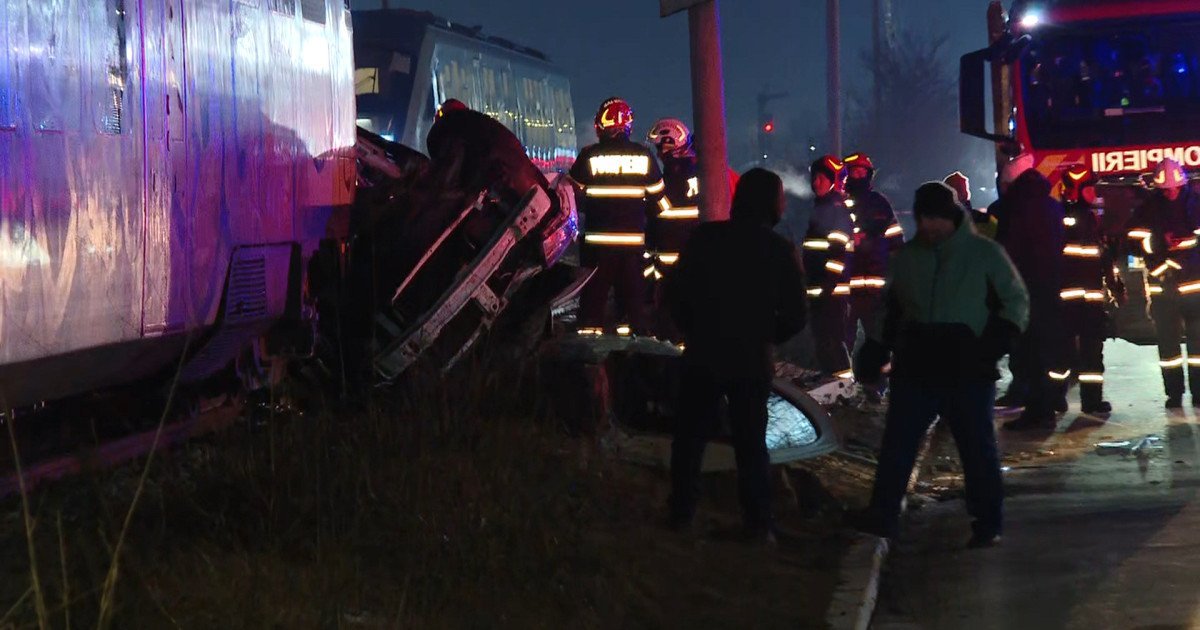 Momentul în care o mașină este spulberată de tren în Chiajna. Un bărbat, scos inconștient din autoturism