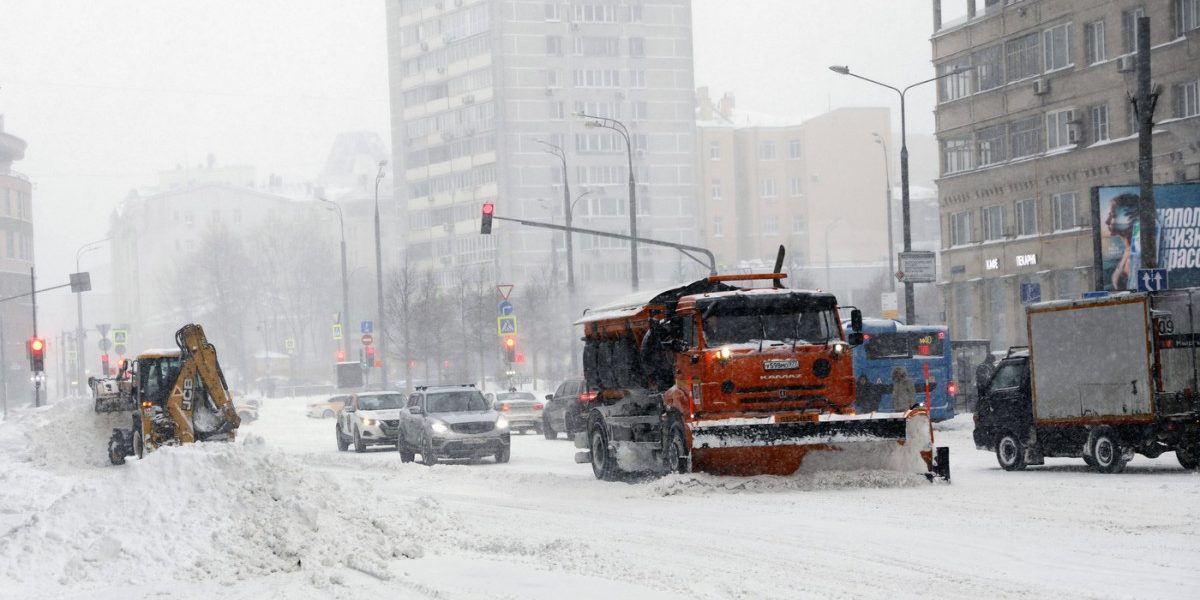 Moscova se confruntă cu cele mai mari ninsori din această iarnă: zăpadă de 30 de centimetri, zboruri anulate, drumuri închise