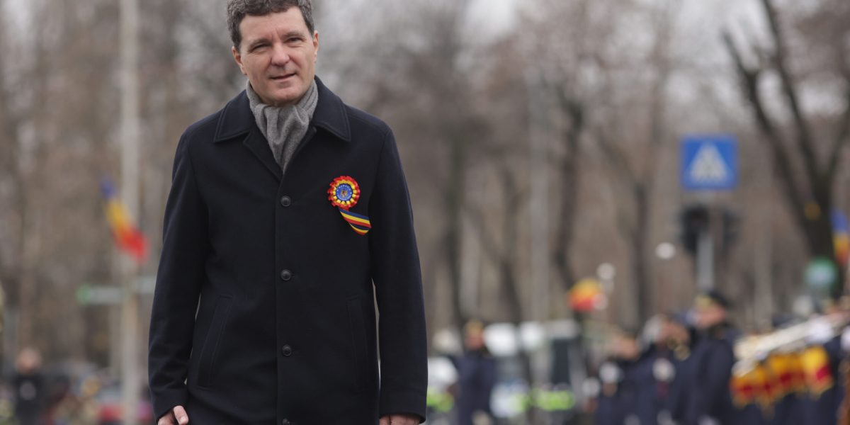 Nicusor-Dan-la-parada-militara-scaled.jpg - StiriAlese