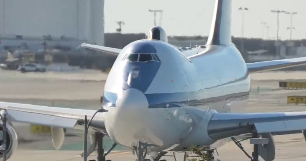 „Avionul Apocalipsei” E-4B Nightwatch, aterizare fără precedent la Los Angeles Avionul E-4B Nightwatch, cunoscut sub denumirea de „avionul apocalipsei”, a aterizat joi seara pentru prima dată pe un aeroport civil, mai precis pe aeroportul internațional din Los Angeles