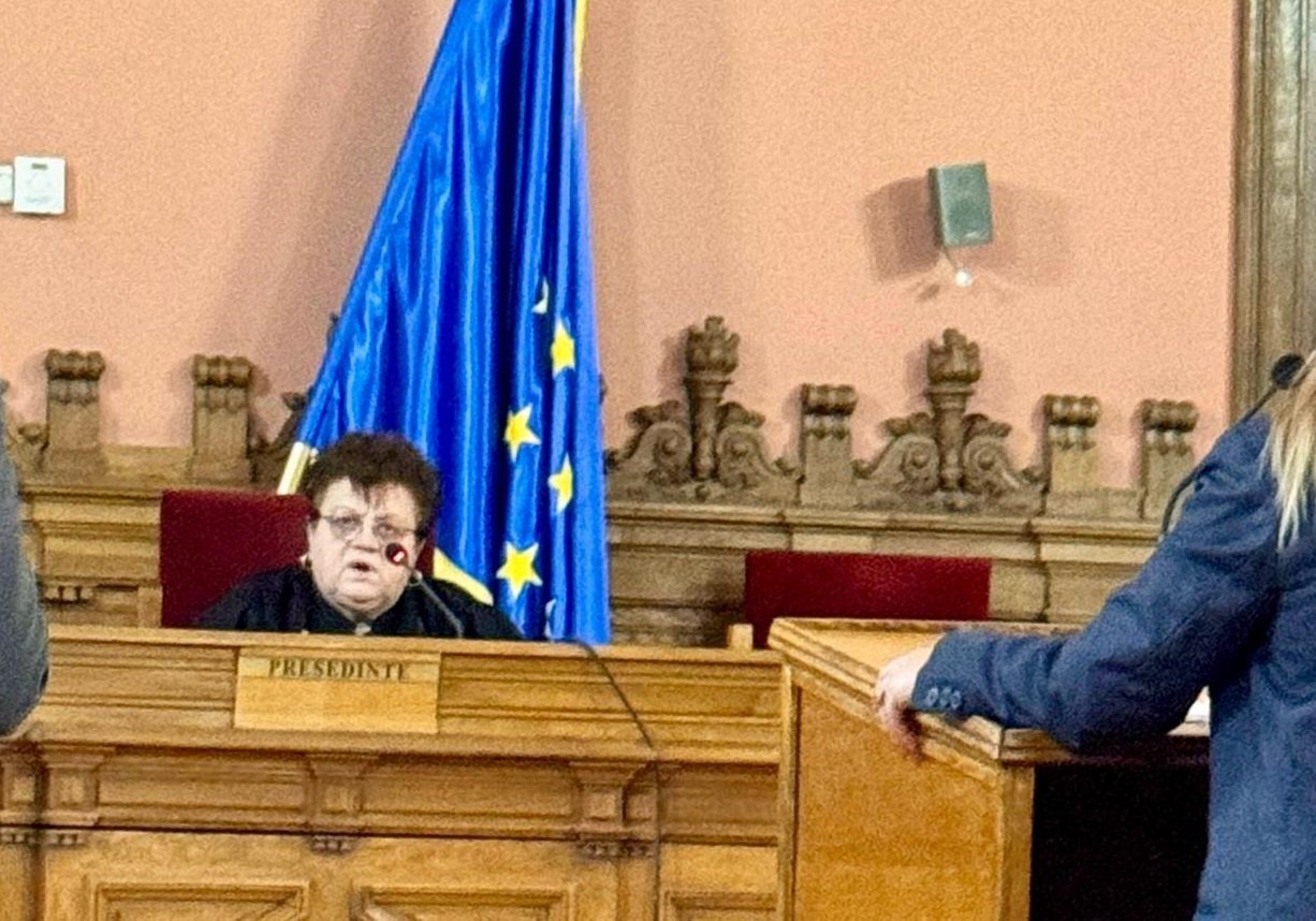 Judecătoarea Olimpiea Crețeanu amână pronunțarea verdictului în dosarul privind suspendarea judecătorilor Curții Constituționale Dacian Dragoș și Mihai Busuioc, într-un context tensionat din sfera justiției române