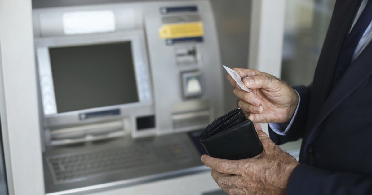 Poliția din Botoșani caută posesorul sumei de 15.000 de lei uitată la bancomat Polițiștii din Botoșani au demarat o căutare în vederea identificării unei persoane care a retras suma de 15.000 de lei de la un bancomat și a uitat banii pe aparat