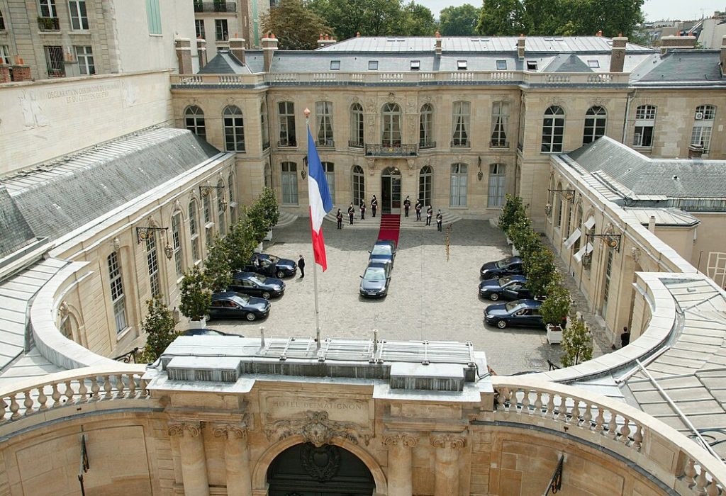 Guvernul francez a decis să renunțe la privilegii pentru foștii prim-miniștri și miniștri de interne, într-un efort de a reduce cheltuielile publice și de a răspunde presiunilor bugetare din ultimele luni