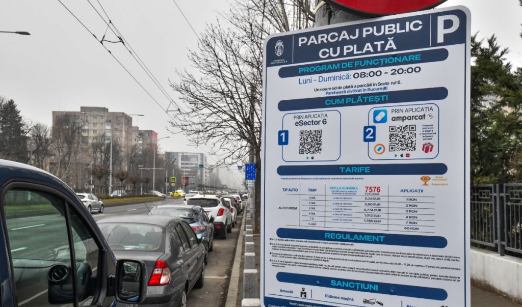 Parcarea în București rămâne, fără îndoială, unul dintre cele mai mari mistere pentru șoferii locali, în contextele în care regulile diferite din fiecare sector pot duce la confuzii și, implicit, la amenzi nedorite