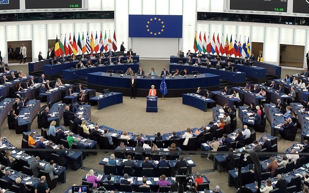 Eurodeputați UDMR sancționați de PPE după abținerea de la votul asupra moțiunii de cenzură Uniunea Democrată Maghiară din România (UDMR) a fost recent implicată într-un incident de natură politică la nivel european, care a suscitat reacții atât în mediul politic românesc, cât și în cel european