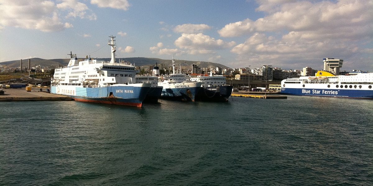 Piraeus-port-credit-David-Broad-CC-BY-30-Wikimedia-Commons-.jpeg - StiriAlese