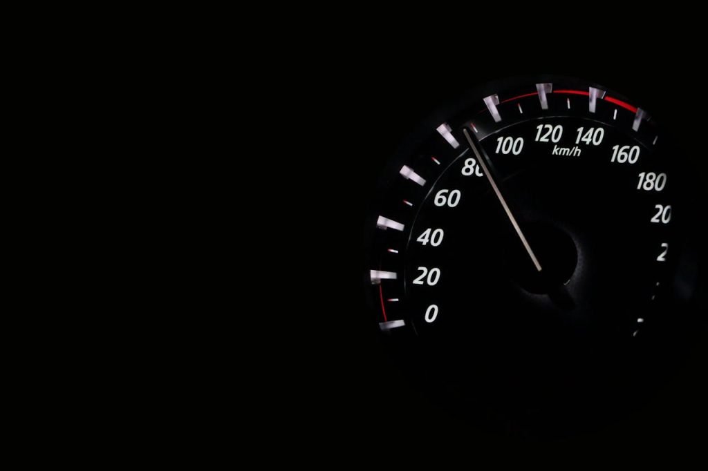 Prețurile RCA vor avea evoluții diferite în 2026, în funcție de segmentul de piață și criteriile utilizate de companii Din 2026, asigurarea obligatorie RCA pentru autoturisme va suferi schimbări semnificative în structura sa tarifară, marcând o nouă etapă în modul în care piața asigurărilor auto se adaptează la realitățile economice și riscurile specifice fiecărui segment de clientelă