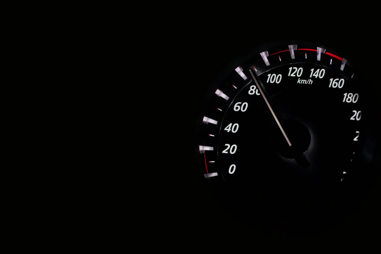 Prețurile RCA vor avea evoluții diferite în 2026, în funcție de segmentul de piață și criteriile utilizate de companii Din 2026, asigurarea obligatorie RCA pentru autoturisme va suferi schimbări semnificative în structura sa tarifară, marcând o nouă etapă în modul în care piața asigurărilor auto se adaptează la realitățile economice și riscurile specifice fiecărui segment de clientelă