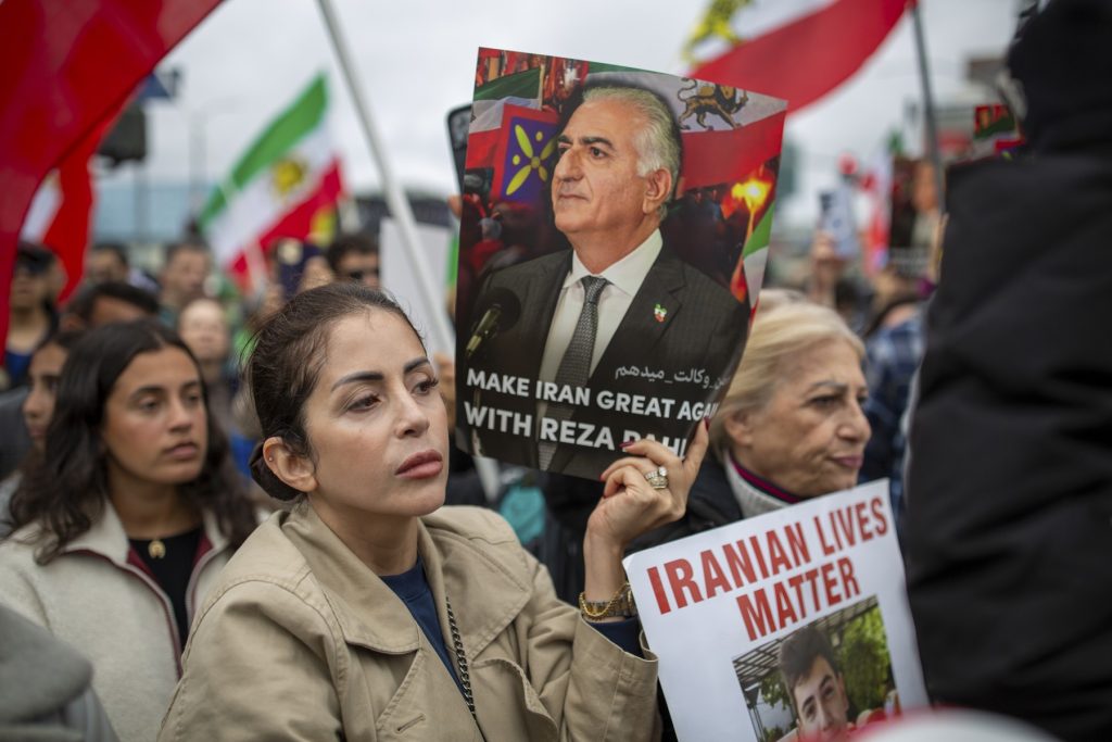 Iranul izolat total: conexiunile internaționale cut-off în plină criză socială Iranezii au rămas complet tăcuți și izolați după ce guvernul de la Teheran a decis să întrerupă temporar accesul la internet pe fondul protestelor nationwide, o mișcare fără precedent care pune în pericol orice formă de comunicare externă pentru milioane de cetățeni