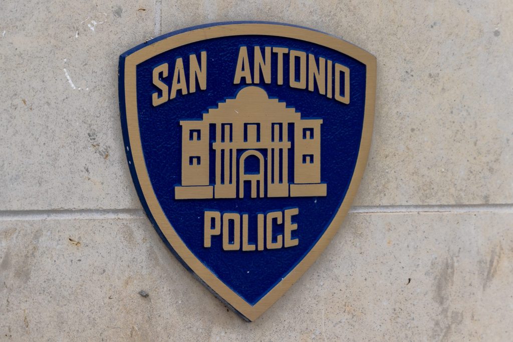 Negocieri pentru un nou contract al polițiștilor din San Antonio Asociația Ofițerilor de Poliție din San Antonio (SAPOA) a demarat, vineri, negocierile pentru un nou contract colectiv cu administrația orașului, deschizând o perioadă de revizuire de 60 de zile