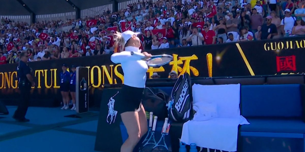 Scene incredibile la Australian Open! Huiduită copios pentru gesturi provocatoare, Putintseva le-a râs în față fanilor