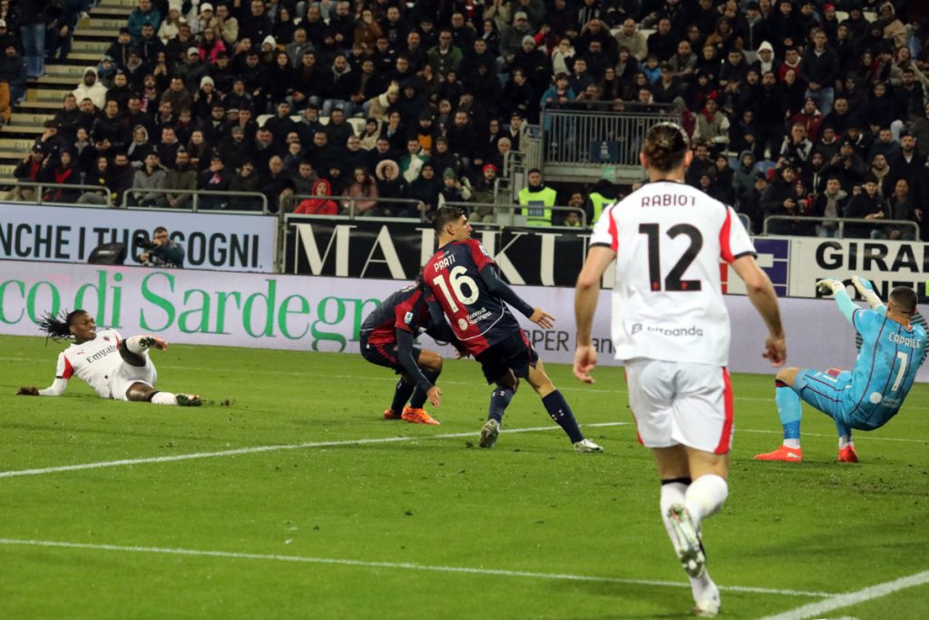 Milan începe anul în forță cu o victorie la Cagliari Rafael Leao a deschis anul 2026 cu un gol în minutul 50, asigurând o victorie prețioasă pentru AC Milan în fața echipei Cagliari, în cadrul unei partide disputate duminică, pe Stadio Sant’Elia