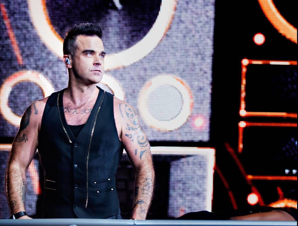 Robbie Williams a doborât recorduri și a scris istorie în muzică britanică în cel mai neașteptat mod posibil: depășind legendarul The Beatles