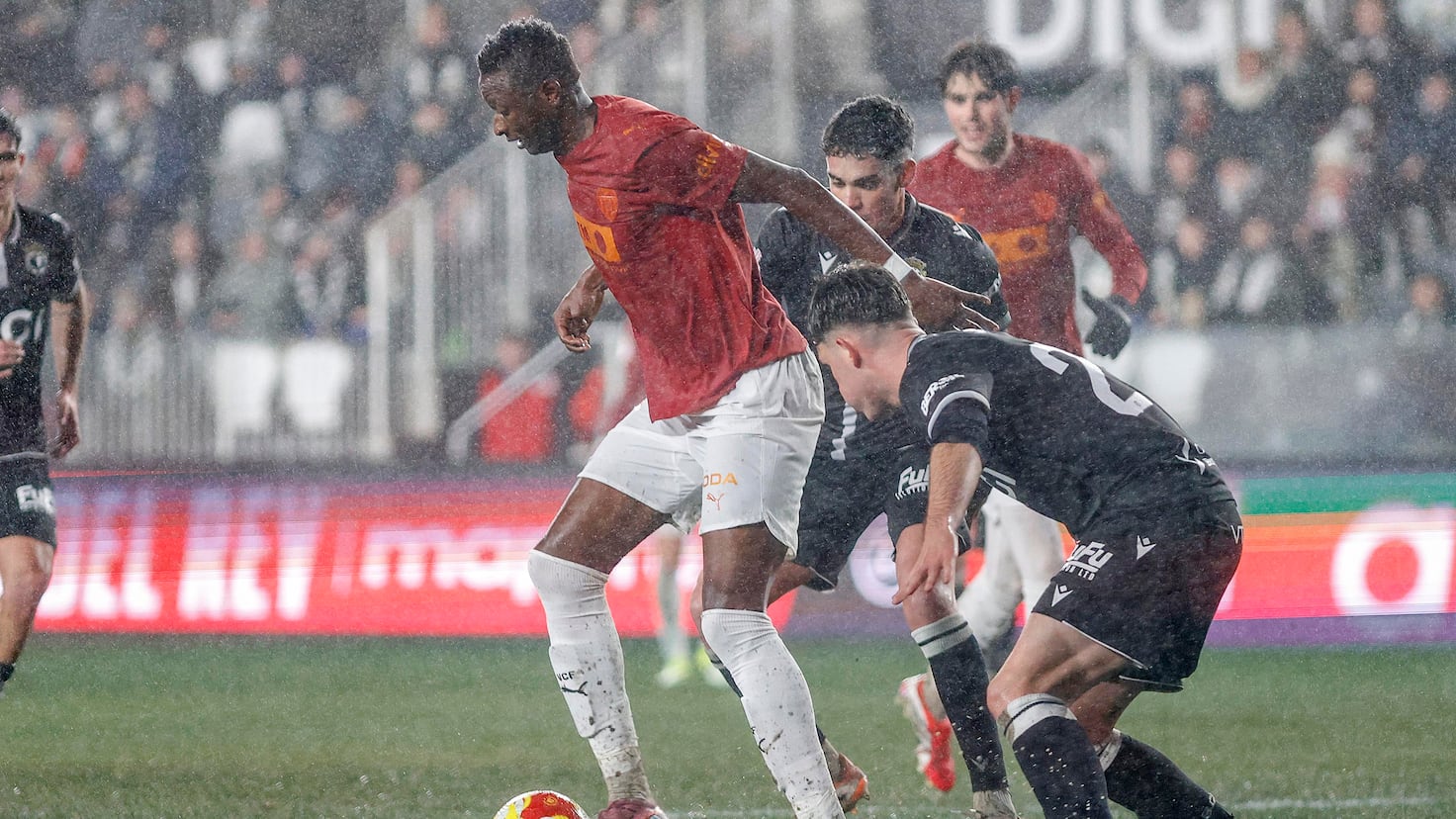 Valencia, victorie la limită în fața celor de la Burgos, cu un joc solid al apărării Într-o partidă plină de intensitate, Valencia a reușit să se impună în fața echipei Burgos, câștigând cu 2-0 în optimile Cupei