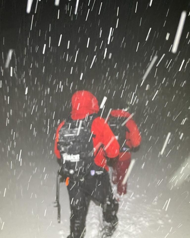 Salvatori maramureșeni l-au găsit în viață pe un ucrainean trecut ilegal granița, după zile de speranță și eforturi intense Un cetățean ucrainean în vârstă de 31 de ani, care a pătruns ilegal în România prin Munții Maramureșului, a fost descoperit în viață după zile de căutări