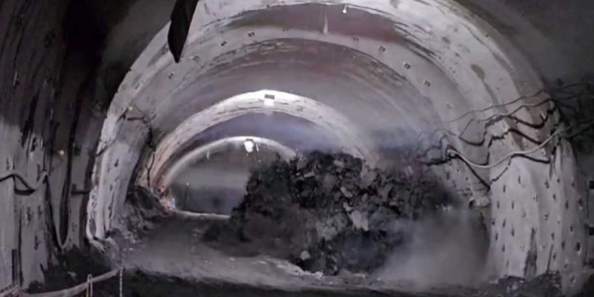 Imagini spectaculoase: Săpături în versant pe șantierul autostrăzii A1 Sibiu-Pitești. Lucrările continuă în ciuda vremii severe