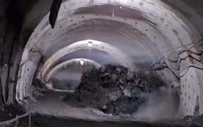 Imagini spectaculoase: Săpături în versant pe șantierul autostrăzii A1 Sibiu-Pitești. Lucrările continuă în ciuda vremii severe