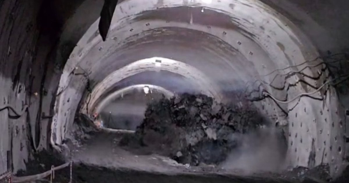 Imagini spectaculoase: Săpături în versant pe șantierul autostrăzii A1 Sibiu-Pitești. Lucrările continuă în ciuda vremii severe