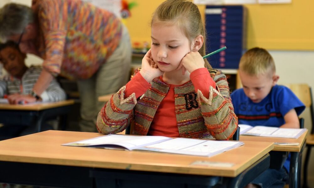 Scoala-elevi-in-banci-Foto-pexels-e1599812201578.jpg - StiriAlese