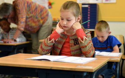 Scoala-elevi-in-banci-Foto-pexels-e1599812201578.jpg - StiriAlese