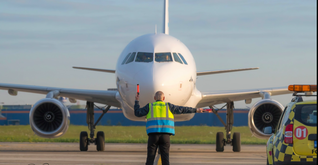 Romaero pierde procesul prin care cere anularea vânzării terenurilor din Băneasa destinate dezvoltării unui centru de suport pentru Airbus și Boeing Compania de construcții și inginerie Romaero, aflată în insolvență din 2021, a fost recent învinsă în instanță într-un dosar care viza recuperarea terenurilor din Băneasa, unde statul intenționa să dezvolte un centru de suport pentru Airbus și Boeing