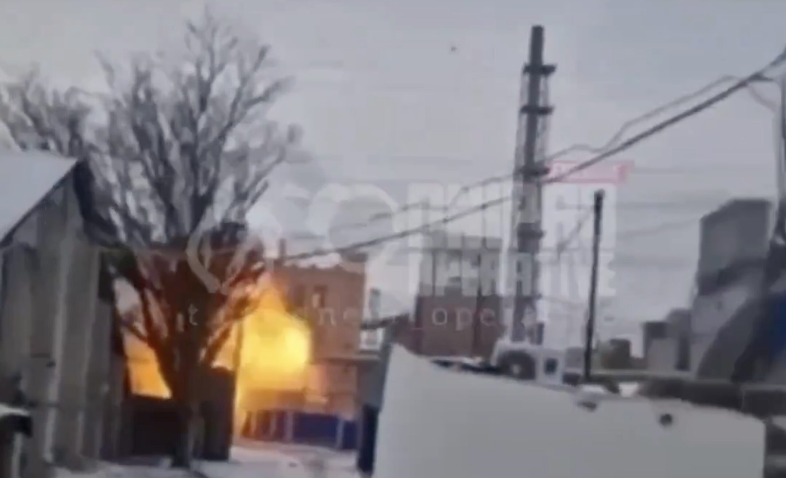 Un nou atac cu drone asupra infrastructurii ucrainene intensifică tensiunile în regiune Tensiunile dintre Rusia și Ucraina au escaladat din nou după ce, miercuri, o rafinărie de ulei deținută de Statele Unite în orașul Dnipro a fost vizată de un atac cu drone, rezultând o scurgere masivă de aproximativ 300 de tone de ulei de floarea soarelui pe străzile orașului