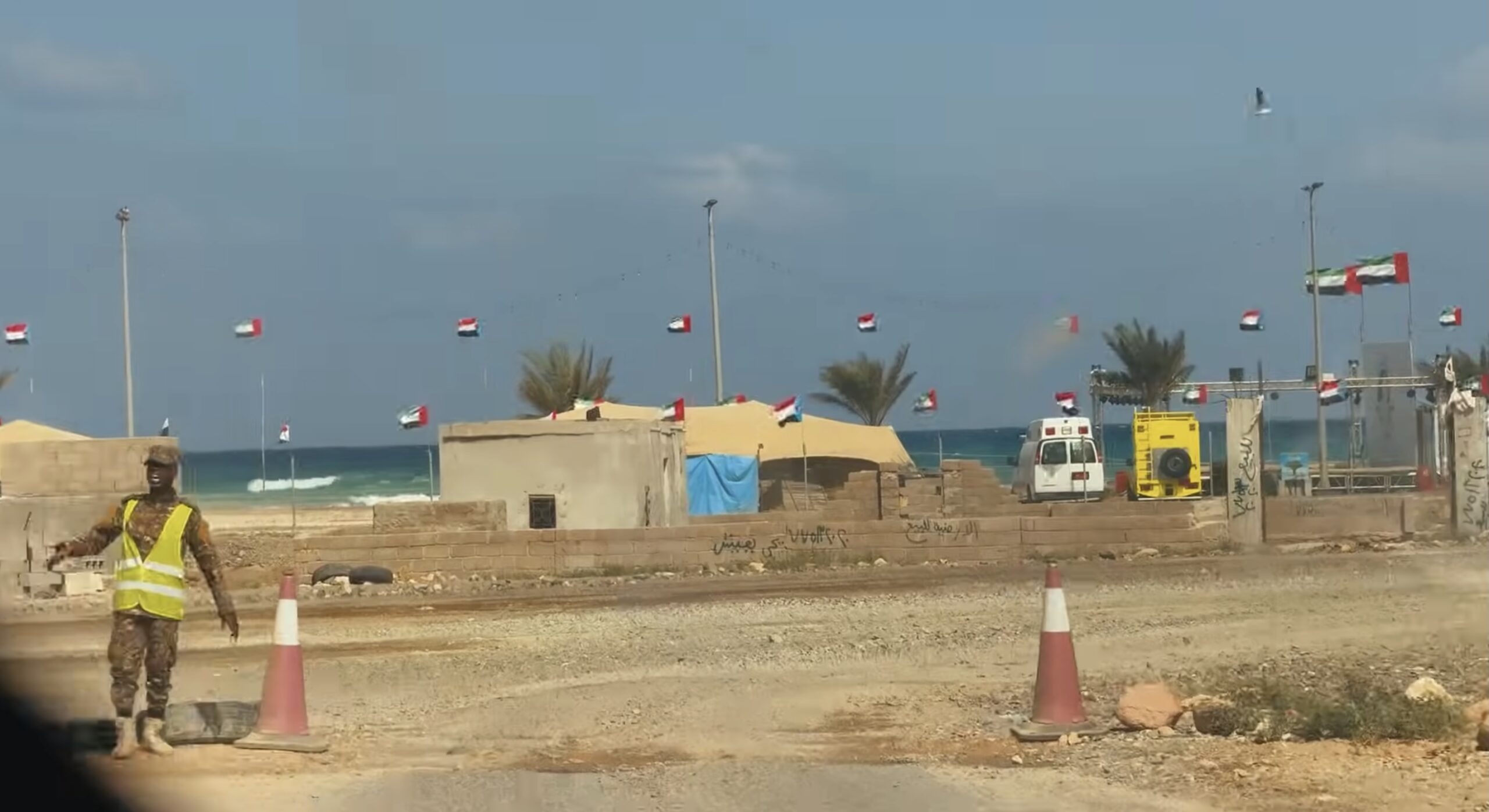 Sute de turiști blocați pe insula Socotra, paradisul biological al Yemenului, din cauza reluării conflictelor armate în sudul țării Un număr semnificativ de turiști, estimat la aproximativ 600, se află în prezent capturați pe insula Socotra, una dintre cele mai spectaculoase și izolate destinații din lume, din cauza suspendării zborurilor care le-ar putea aduce înapoi acasă