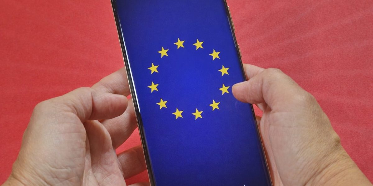 Telefoane-mobile-update-android-lege-UE.jpg - StiriAlese