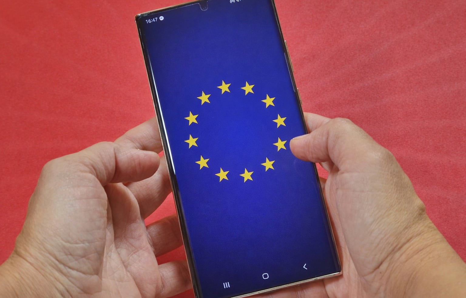 Uniunea Europeană a introdus, de la 1 iunie 2024, reguli de ecodesign menite să prelungească durata de viață a smartphone-urilor și să reducă risipa electronică, însă aparenta claritate a acestor măsuri este amenințată de o interpretare surprinzătoare a textului legal