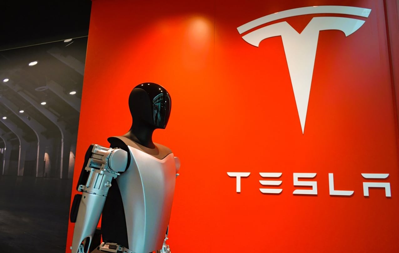 Elon Musk promite lansarea roboților Optimus până în 2027, deși amintește că e „cam optimist”