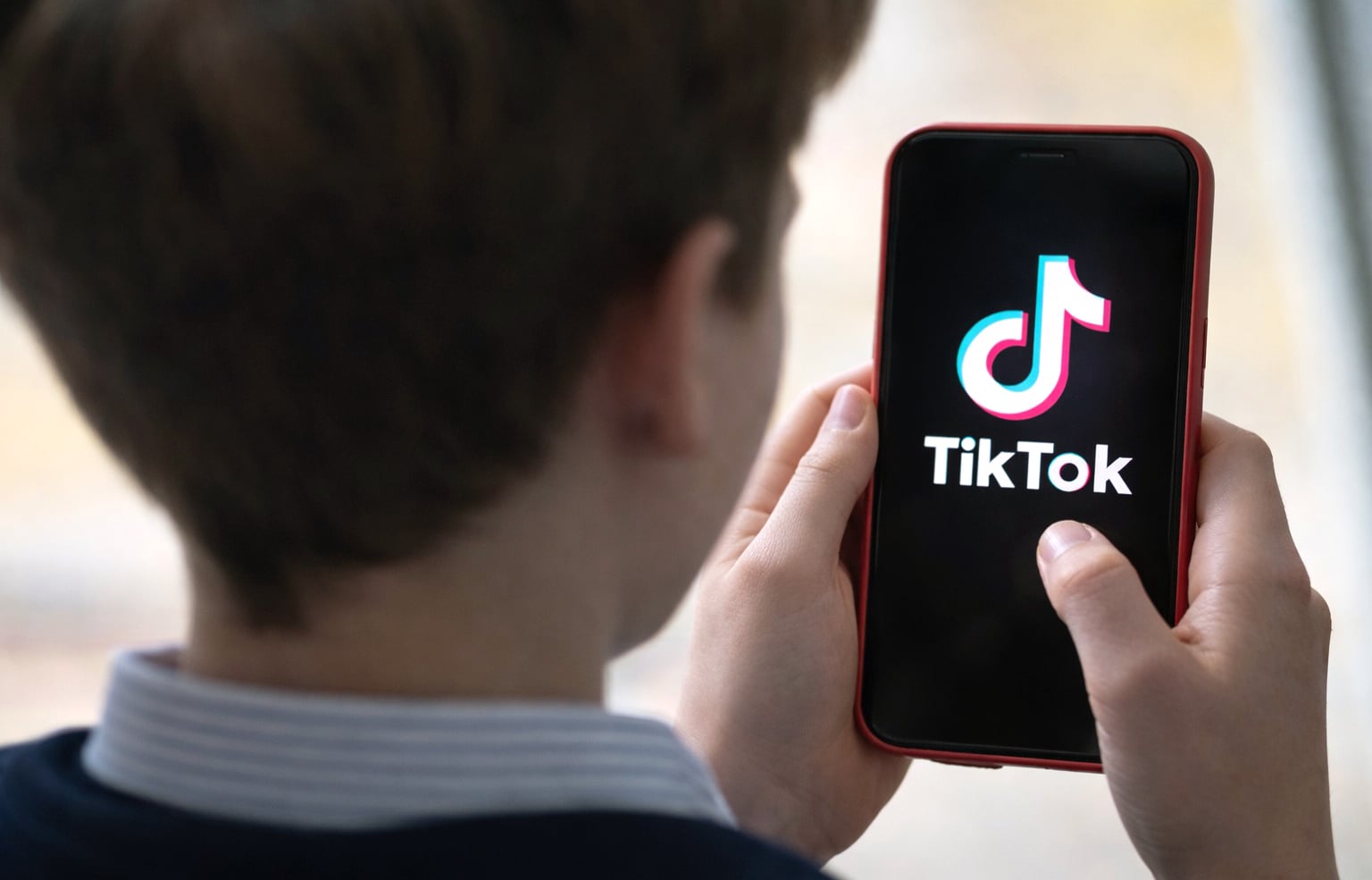 TikTok ia măsuri stricte în Europa pentru a limitează accesul minorilor cu vârsta sub 13 ani, pregătind o nouă tehnologie de verificare a vârstei, ce promite să devină o barieră mai eficientă decât simpla alegere a datei de naștere