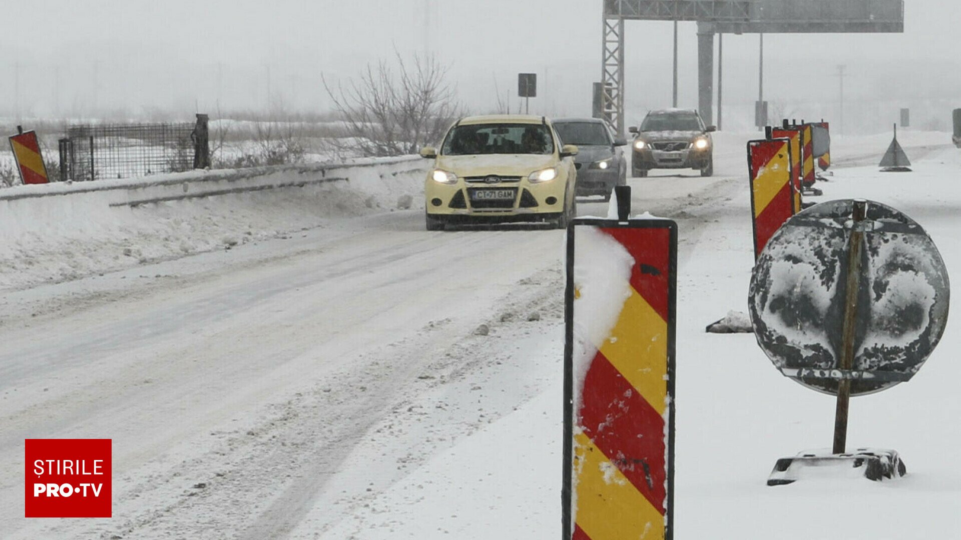 Lapoviță și ninsori în 14 județe. Drumuri blocate şi gospodării fără energie electrică, din cauza viscolului