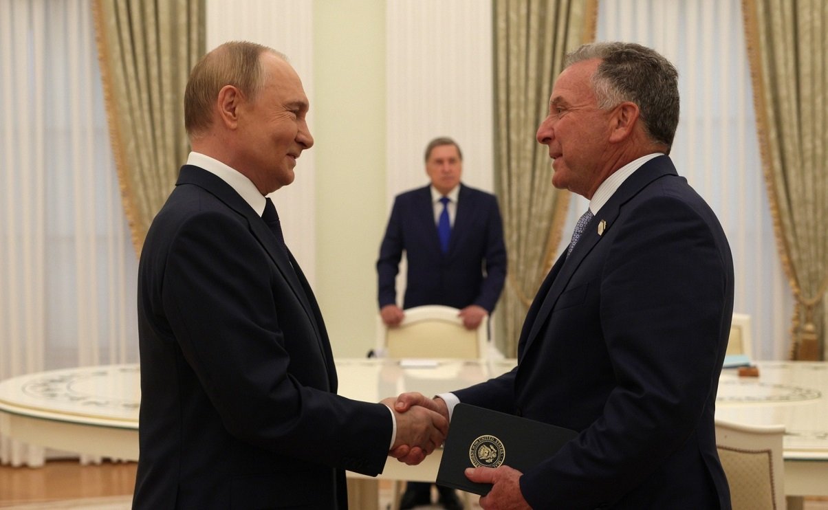 Vladimir Putin și emisarii Casei Albe, arestul diplomatic în plină desfășurare Miercuri, Kremlinul a anunțat că președintele rus Vladimir Putin va discuta joi cu un emisar al casei albe, Steve Witkoff, într-un efort considerat de analiști ca fiind o încercare de a deschide un canal de comunicare directă în contextul conflictului din Ucraina