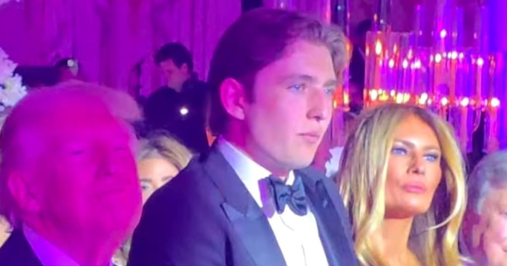 Barron Trump, prezent la petrecerea de Revelion de la Mar-a-Lago, pare stânjenit în prezența părinților săi Barron Trump, fiul în vârstă de 19 ani al fostului președinte american Donald Trump, a ales să petreacă noaptea dintre ani alături de părinți, la o petrecere glamuroasă organizată la Mar-a-Lago