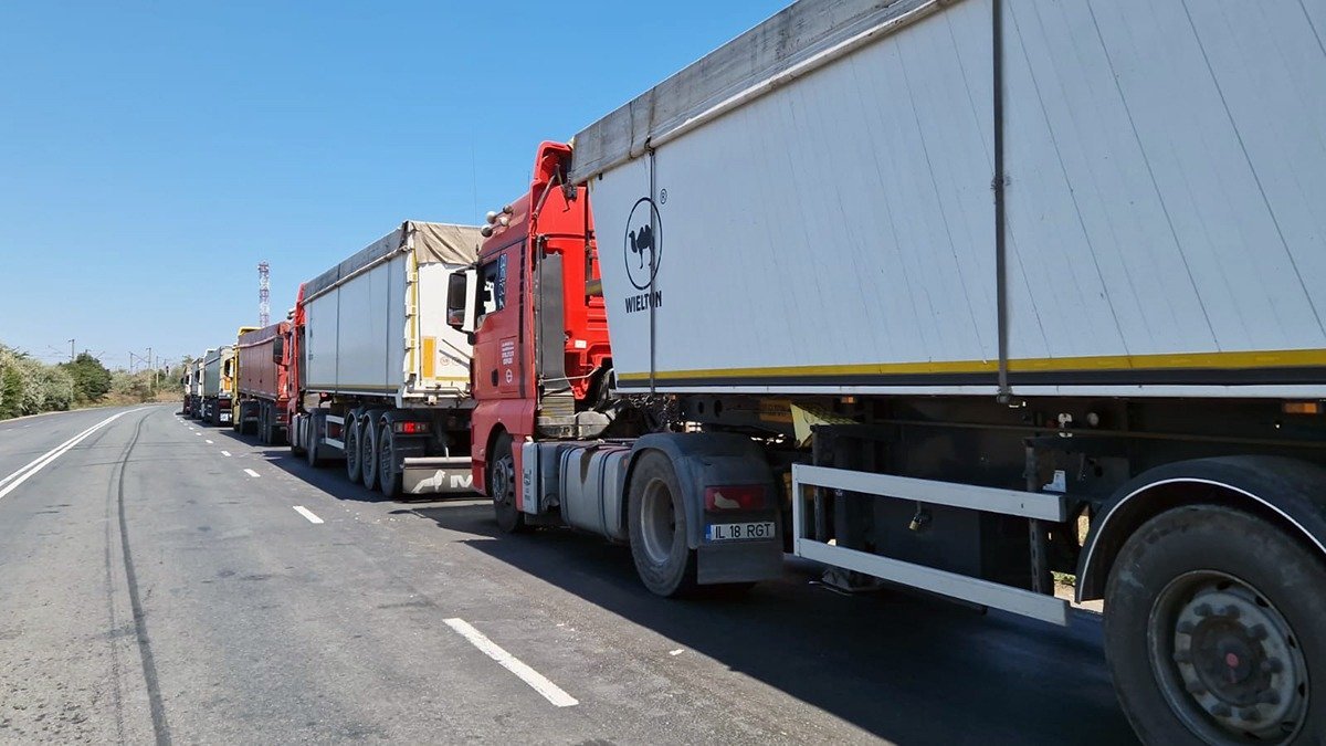Traficul pe frontiera dintre România și Serbia suferă perturbări semnificative din cauza protestelor transportatorilor din țara vecină, însă situația la punctele de trecere pentru autoturisme rămâne relativ stabilă