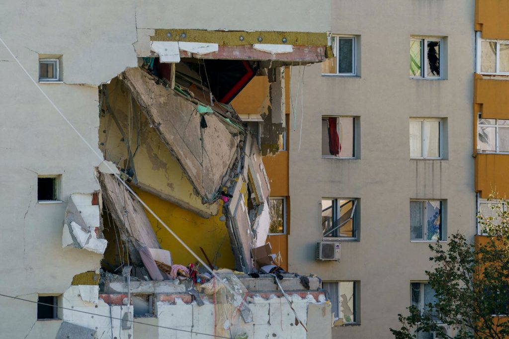Primarul Sectorului 5, Vlad Popescu Piedone, a anunțat recent măsuri concrete pentru sprijinirea proprietarilor afectați de explozia devastatoare din cartierul Rahova, anunț ce vine ca o inițiativă de solidaritate și de combatere a impactului economic al dezastrului