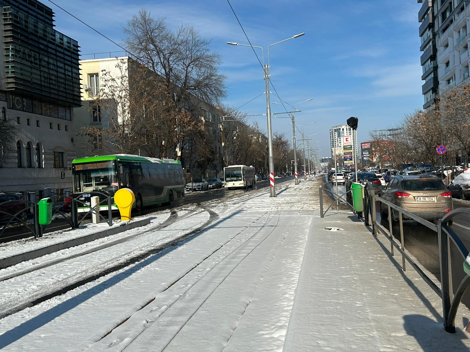 Linia 5 a tramvaiului din București, în continuare închisă după promisiuni și termene depășite De aproape o lună, bucureștenii care așteaptă cu nerăbdare reînceperea circulației tramvaiului pe linia 5 rămân dezamăgiți