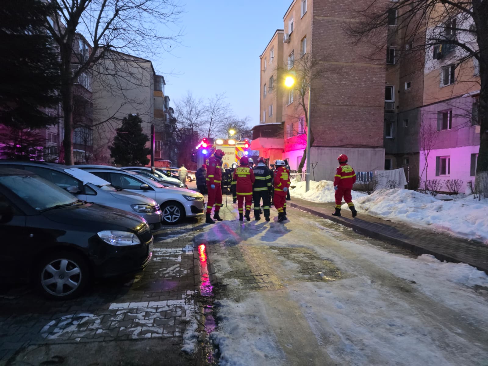 Explozie extrem de puternică într-un bloc din Alba: 22 evacuați, doi răniți ușor Sâmbătă dimineața a fost marcată de o explozie violentă într-un bloc situat în orașul Alba, incidentul provocând drama pentru mai mulți locatari și reducând la tăcere agitația specifică unui început de weekend