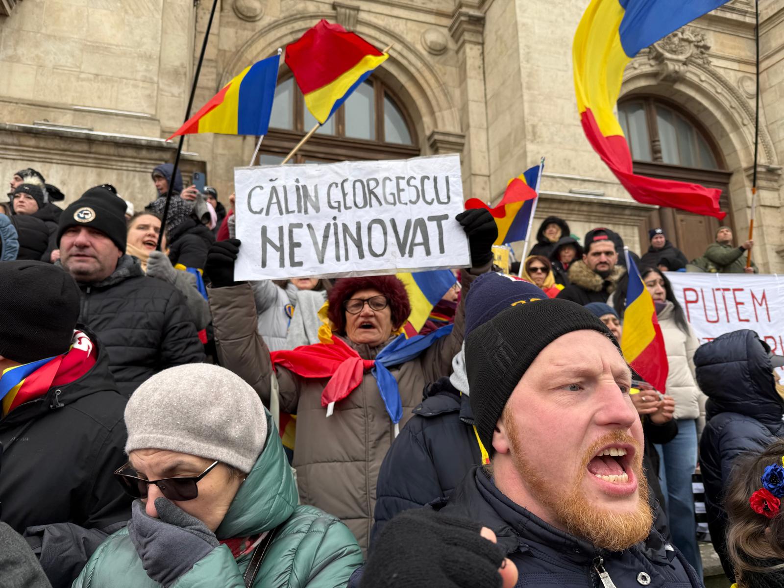 Călin Georgescu, fost candidat la alegerile prezidențiale, a avut miercuri o apariție surprinzătoare la Curtea de Apel București, unde se judecă cazul său în care este acuzat de implicare în activități împotriva ordinii constituționale, alături de gruparea unor mercenari condusă de Horatiu Potra