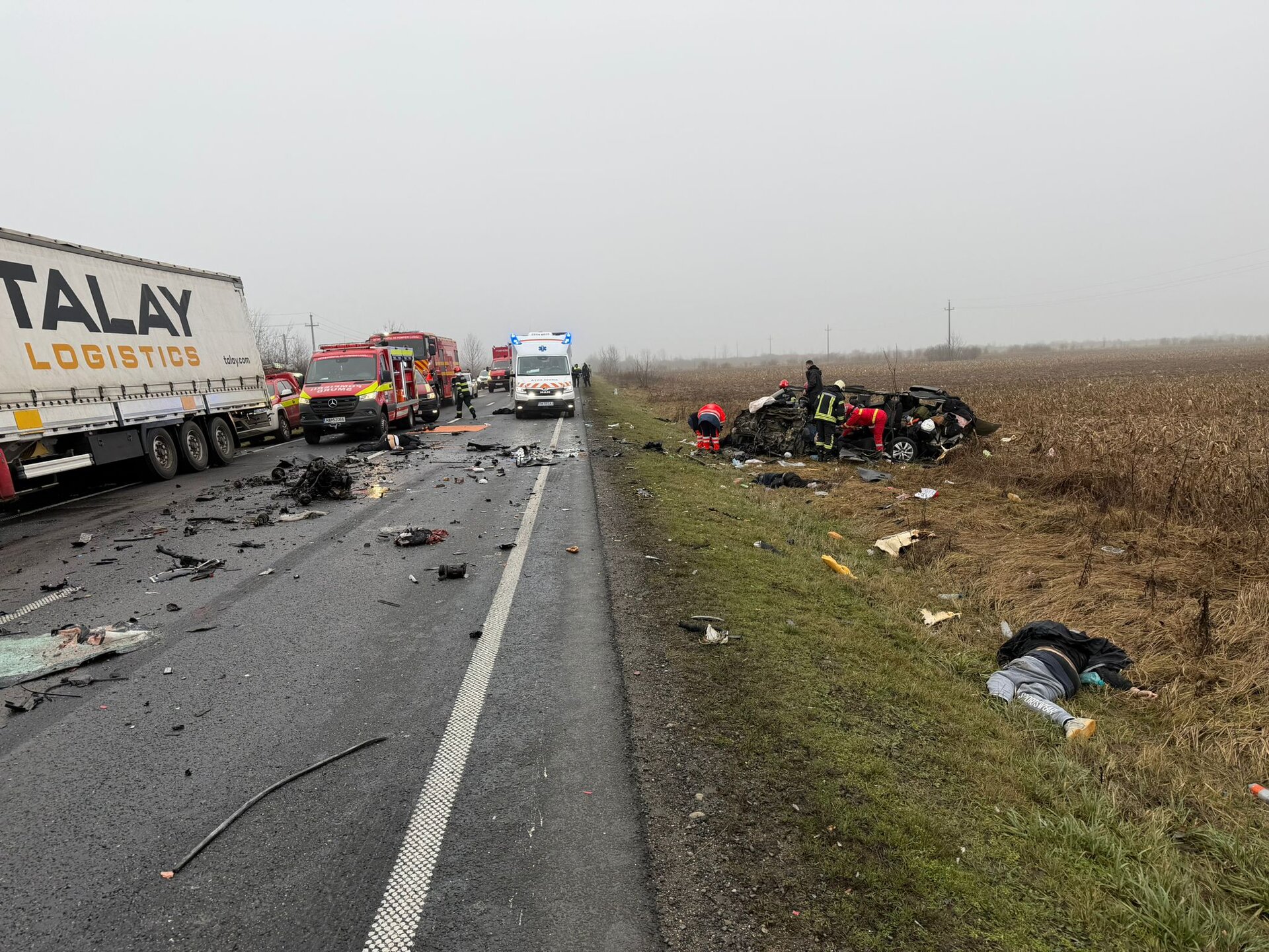 Accident grav în Timiș: șase morți într-un carambol rutier între microbuz și tir Un accident spectaculos și tragic a zguduit județul Timiș, luni dimineață, tragedie cauzată de o serie de manevre greșite pe șosea