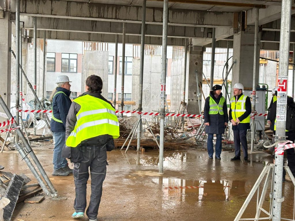 Progrese semnificative în construcția Centrului de Mari Arși de la Spitalul „Grigore Alexandrescu”, estimări pentru finalizare în 2027 Într-o vizită recentă, reprezentanții administrației spitalului din București au confirmat avansul rapid al lucrărilor la noul Centru de Mari Arși, o investiție esențială pentru îmbunătățirea serviciilor medicale oferite în cazurile de arsuri grave