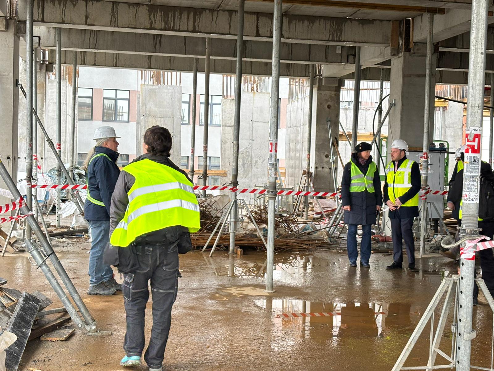 Progrese semnificative în construcția Centrului de Mari Arși de la Spitalul „Grigore Alexandrescu”, estimări pentru finalizare în 2027 Într-o vizită recentă, reprezentanții administrației spitalului din București au confirmat avansul rapid al lucrărilor la noul Centru de Mari Arși, o investiție esențială pentru îmbunătățirea serviciilor medicale oferite în cazurile de arsuri grave