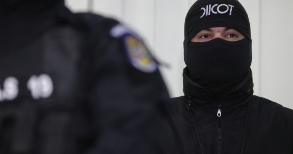 Doi români audiați în dosarul unui site de asasinate Direcția de Investigare a Infracțiunilor de Criminalitate Organizată și Terorism (DIICOT) a audiat, în urmă cu o săptămână, doi români într-un caz ce vizează un site suspectat că facilita contractarea de asasini