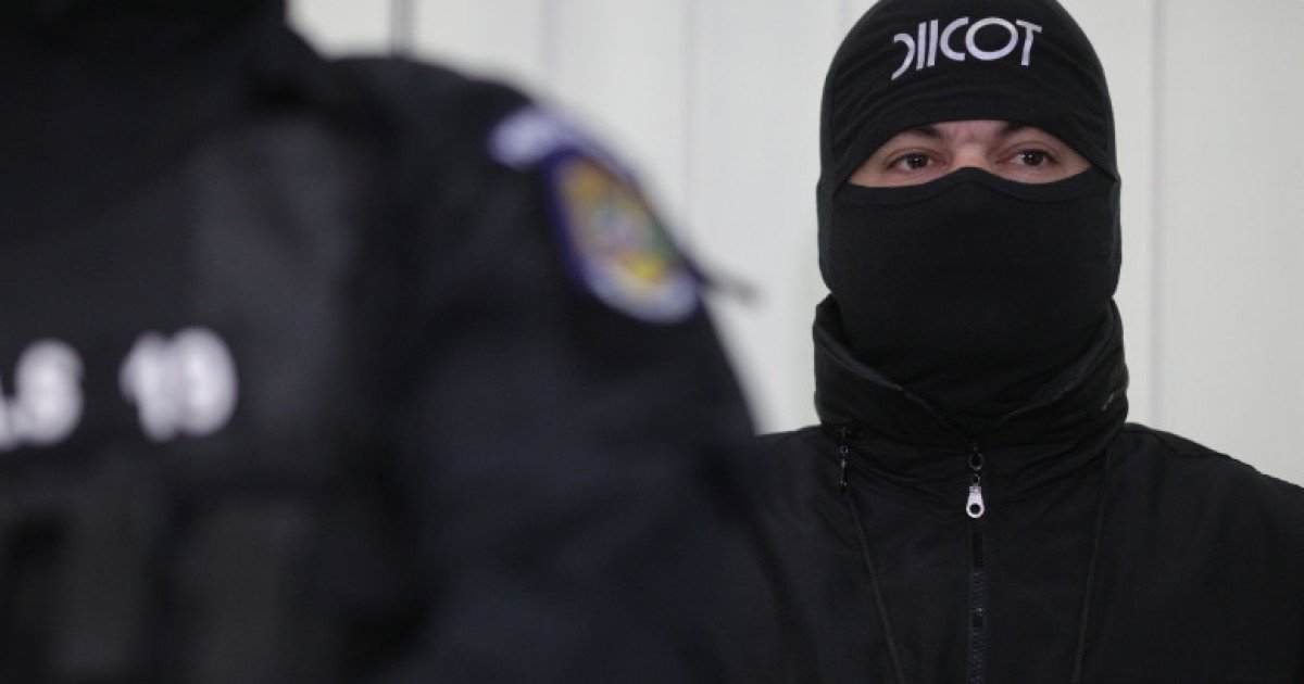 Doi români audiați în dosarul unui site de asasinate Direcția de Investigare a Infracțiunilor de Criminalitate Organizată și Terorism (DIICOT) a audiat, în urmă cu o săptămână, doi români într-un caz ce vizează un site suspectat că facilita contractarea de asasini